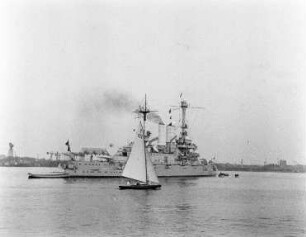 Marineschiff in der Kieler Bucht