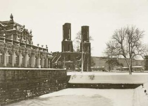 Dresden, Blick über den Zwingergraben mit Langgalerie und Pavillon E des Zwingers auf die Sophienkirche, Winterbild