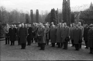 Freiburg: Kranzniederlegung auf dem Hauptfriedhof, auf dem Weg zum Ehrengrab, stehend