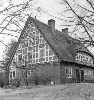 Kreiskinderheim Grande: Außenansicht des reetgedeckten Fachwerkhauses: Blick auf den rückseitigen Giebel