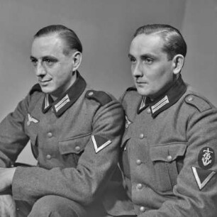 Porträt. Erich Rinkas Brüder Bruno und Kurt Rinka als Soldaten in Wehrmachtsuniform.