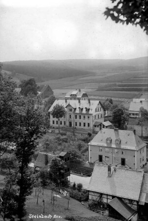 Pfarramt, Schulhaus und Gemeindeamt : re. hinten: ehem. Brauhaus von Bruno Langer; Schule (1884) ist Standort des ehem. Erblehn-Richter-Gutes, dahinter Pfarramt (1926), Mitte re. Gemeindeamt (1926), gegenüber Spritzenhaus mit Steigerturm