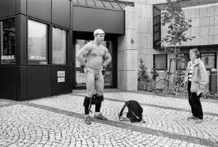 Ernst Wilhelm Wittig, gen. Ernie, stadtbekannter Flitzer, vor dem Amtsgericht Bielefeld