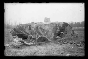 Englischer Tank Weiblicher Tank: Bewaffnung: Maschinengewehr