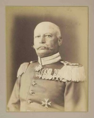 Freiherr Franz von Mittnacht in Uniform mit Orden, Generalleutnant, Regimentskommandeur von 1904-1907, Brustbild in Halbprofil