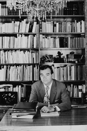 Werner Schmidt (Direktor des Kupferstich-Kabinetts der Staatlichen Kunstsammlungen Dresden) in seinem Arbeitszimmer, auf dem Schreibtisch der Katalog der gerade laufenden Ausstellung "Die Albertina und das Dresdner Kupferstich-Kabinett"