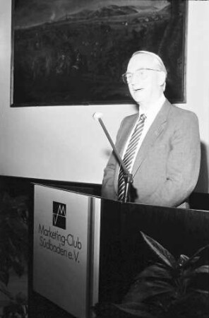 Freiburg: Kaufhaussaal; Ansprache: Vizepräsident des deutschen Marketing V. Wilhelm Zundler