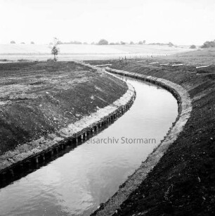 Norderbeste: Flussregulierung: Blick auf die Uferbefestigungen