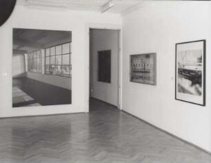 Raumaufnahme : Raumaufnahme mit Arbeiten von Edwin Zwakman, Alexander Timtschenko und Bernard Voïta in der Ausstellung: True Fictions - Inszenierte Fotokunst der 1990er Jahre. Kunst Haus Dresden, Galerie für Gegenwartskunst, 16.08.2002-27.10.2002