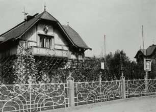 Weißer Hirsch (Dresden-Weißer Hirsch), Loschwitzer Straße (Plattleite) 39. Villa Pekrun (um 1890). Straßenansicht mit Einfriedung