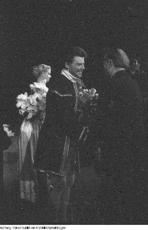 Dresden, Besuch und Auftritt des französischen Schauspielers Gérard Philipe als Hauptdarsteller, März 1955 (sowie Reproduktionen aus Programmheft). Fotoserie anläßlich des Gastspiels des Pariser Théâtre National Populaire (TNP) mit "Ruy Blas" von Victor Hugo im Großen Haus der Staatstheater Dresden, 19. März 1955
