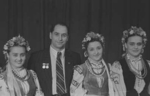 Moissejew-Ensemble im Admiralspalast : Porträt von Igor Moissejew mit Ensemble-Mitgliedern