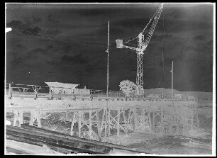 Staustufe Limbach. Transportbrücke für Wehrabschnitt "L". Standpunkt: Kraftwerks-Unterwasserbucht. Schweinfurter Pegel = 28 cm.