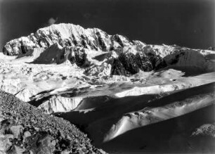 Gletscher : Gipfel des Ancohuma (6425 m) und davorliegender Gletscher