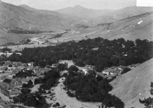 Siedlung : Blick auf eine Siedlung in einem Bergtal