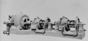 Dampfturbine mit 2 Gleichstrom-Turbogeneratoren, 110 Volt : Technikgeschichte | Industrie und Technik | Elektrische Krafterzeugung und Verteilung