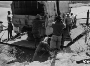Übersetzen der Lastwagen : Übersetzen der Lastwagen der Expedition über einen Fluss.