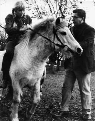 Aller Anfang ist schwer. Der erste Ritt auf einem Pony