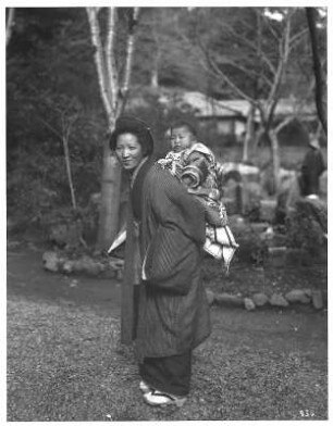 Junge Mutter mit ihrem Kind auf dem Rücken (wahrscheinlich in Nagasaki)