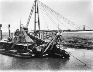 Kanalarbeiten : Vermutlich ein Schiff bei Bau- bzw. Instandhaltungsarbeiten an einem Kanal, vermutlich am Sueskanal