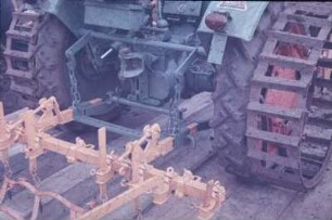 Fotografie: Traktor, Gitterrad, Gitterreifen, Vierpunktaufhängung
