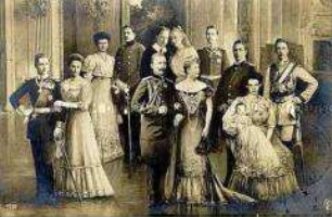 Wilhelm II. und Auguste Victoria im Kreise ihrer Kinder und dem ersten Enkelkind