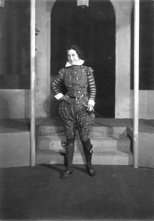 Was ihr wollt. Lustspiel in fünf Aufzügen von William Shakespeare in der Übersetzung von Schlegel. Staatsschauspiel Dresden, Neueinstudierung 03.04.1930 mit Musik von E. Humperdinck : Alice Verden als Viola