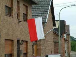 Fahne an einem Wohnhaus