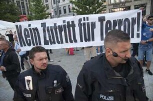 10.000 Menschen haben heute in Hamburg gegen Fremdenhass und rechte Hetze demonstriert. Anlass war die Kundgebung eines "Merkel muss weg"-Bündnisses am Gänsemarkt mit unter 200 Teilnehmern. Anmelder der Rechten war Kiezgröße Thomas "Togger" Gardlo, früherer Leibwächter von Ronald Schill und Trainer der "Identitären Bewegung". Rechte Parole 'Kein Zutritt für Terror'