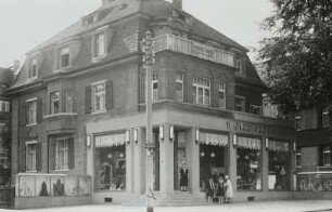 Weißer Hirsch (Dresden-Weißer Hirsch), Plattleite 64. Mietvilla (Fremdenheim Roseneck) mit Laden "Wiener Moden". Eckansicht