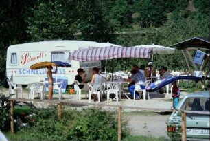 Schnellimbiß mit Bestuhlung und vielen Personen auf dem Campingplatz Droschkau am Hohenwartestausee