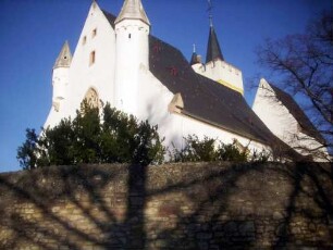 Ansicht von Südwesten-Landhaus (Gotisch neu erbaut 15 Jh mit in Giebelseite halb eingelassenem runden Treppentürmen (Begehung der Emporen) sowie Speicherboden im Giebelbereich in Übersicht
