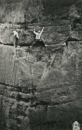 Sächsische Schweiz, Affensteine. Kreuzturm. Ehrhardt Renger im Quergang zum 1. Ring in der Nordwand (VIIb)