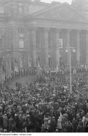 Demonstration auf dem Dimitroffplatz wider das Verbotsverfahren gegen die Kommunistische Partei Deutschlands in der Bundesrepublik Deutschland