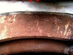 Wallfahrtskapelle Maria Schnee-Torbogen im Westsüdwesten an der Kapelle-Schlußstein mit Jahreszahl 1630 im Detail (Bauinschrift)