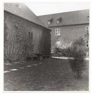 Grünflächen an der Albrecht-Dürer-Schule, Bromberg: Sitzbänke am Gebäude mit Trinkbrunnen