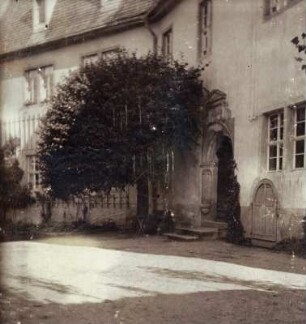 Meusegast (heute: Dohna-Meusegast). Rittergut. Wohnhaus (18. Jh.), Hofseite mit Eingang