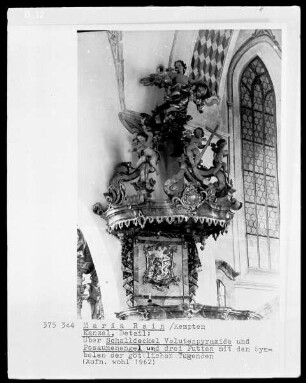 Schalldeckel mit Volutenpyramide und Posauenengel