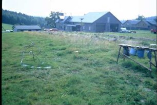 Naturpark Rückseite; auf der Bergwiese befindet sich eine Kunstausstellung