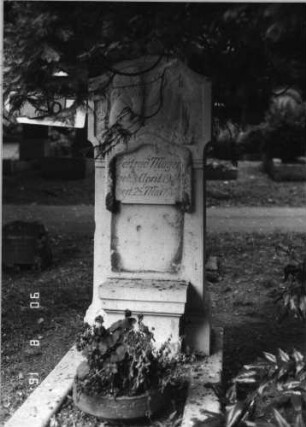 Grabstein 170 (Index: 99618252) Maße HxBxT: 142x42x26 cm Symbolik: Blüten, Verzierungen, (weinendes?) Kind Besonderheit: Kindergrab: Grabstein 170