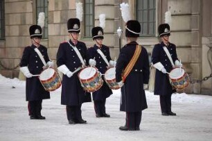 Stockholm - Wachaufzug am Schloss : Wachablösung vor dem Königlichen Schloss, Trommler der Svea Livgarde, aufgenommen 2006 in Stockholm