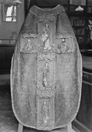 Kasel mit den Darstellungen der Madonna und anderen Heiligen in Reliefstickerei