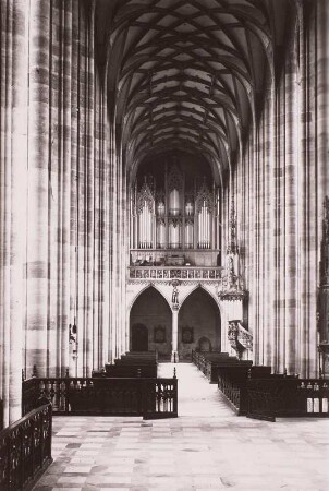 Dinkelsbühl, Stadtpfarrkirche gegen Orgelempore : Dinkelsbühl. Stadtkirche St. Georg, Mittelschiff. Blick nach Westen zur Orgel (Firma G. F. Steinmeyer, Oettingen; 1889)