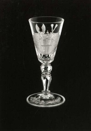 Pokal mit Wappen. Sachsen, wohl 1701/1750. Glas (farblos), Schliff, Matt- und Klarschnitt. Dresden: Kunstgewerbemuseum