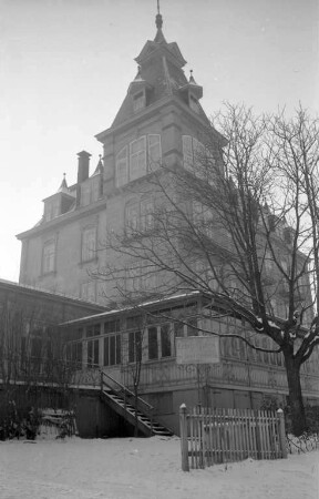 Instandsetzung des ehemaligen Erholungsheims der Stadt Karlsruhe "Haus Annaberg" in Baden-Baden, das ab 1. Januar 1953 an den Gesamtverband der Inneren Mission vermietet wurde.