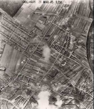 Amerikanische Luftbildaufnahmen von Kriegszerstörungen. Ausrichtung nach Süden. Grünwinkel / Daxlanden