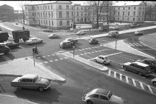 Autoverkehr auf der Kreuzung Kriegsstraße/Reinhold-Frank-Straße.