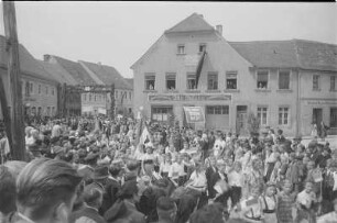 Volkstreffen der Domowina in Wittichenau. Festumzug : Domowinski zjězd w Kulowje. Swjedźenski ćah.