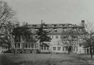 Dresden-Loschwitz, Malerstraße 31. Dr. Weidners Sanatorium (1914-1916; C. Sattler). Gartenfront