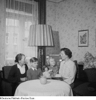Porträt Großmutter und Mutter mit Sohn und Tochter mit Spielzeugpuppe